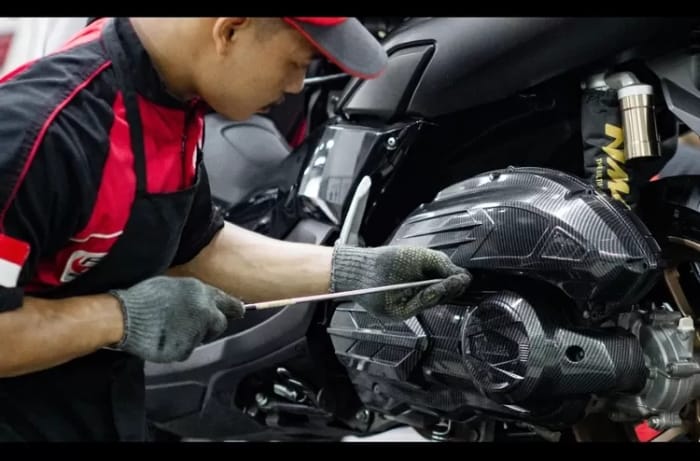 ilustrasi merawaat sepeda motor seusai digunakan perjalanan jauh mudik lebaran.