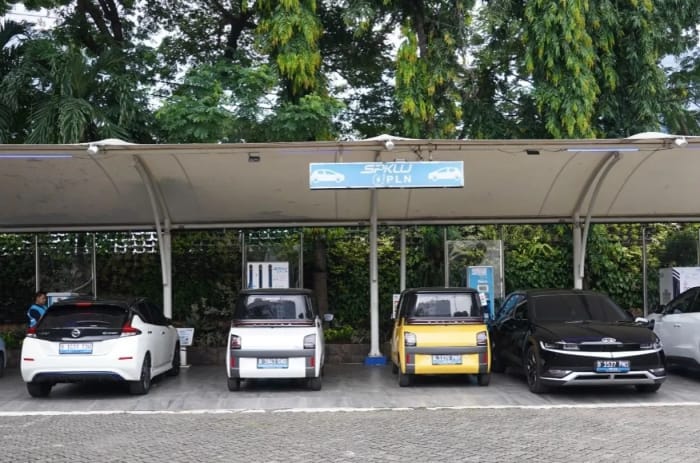 Sejumlah mobil Listrik Tengah mengisi ulang daya di SPKLU PLN Unit Induk Distribusi (UID) Jakarta.