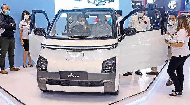 TREN BARU OTOMOTIF: Pengunjung melihat dari dekat mobil Wuling Air ev di GIIAS.