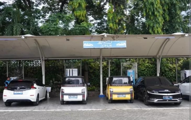 Sejumlah mobil listrik tengah mengisi ulang daya di SPKLU PLN Unit Induk Distribusi.
