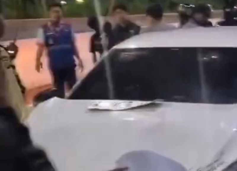 Mobil  diberhentikan petugas karena sang sopir mengendarai ugal-ugalan. Ternyata sang sopir masih pelajar di bawah umur.