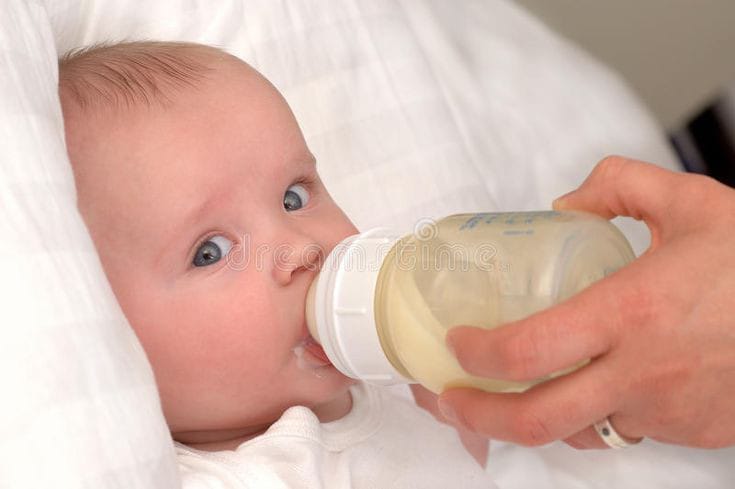 Ilustrasi anak minum susu.