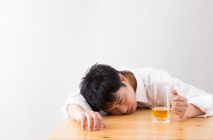 ilustrasi seseorang yang kecanduan dengan alkohol.