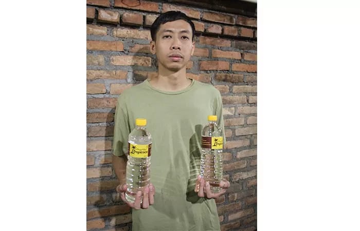 INOVATIF: Surya Adhi Nugraha menunjukkan minyak kelapa hasil blondo bernama Tropicoco. Hal ini ditekuninya sejak lulus kuliah 2015.