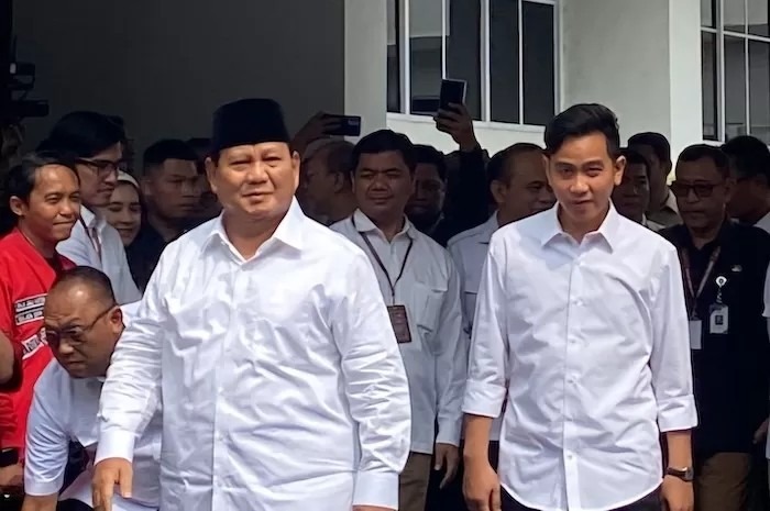 Pasangan Prabowo Subianto dan Gibran Rakabuming Raka tiba mendatangi kantor KPU RI, Jakarta, Rabu (24/4).