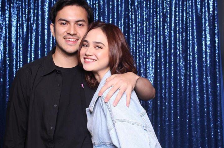 Jalinan asmara antara Syifa Hadju dan Rizky Nazar dikabarkan telah kandas. Hal itu diperkuat foto- foto unggahan kebersamaan dengan Rizky dihapus di akun media sosial oleh pemain sinetron itu.