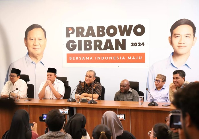 Wakil Ketua Tim Kampanye Nasional (TKN) Prabowo Subianto-Gibran Ahmad Muzani bersama tim TKN saat konferensi pers di Kartanegara, Jakarta, Senin (22/4/2024).