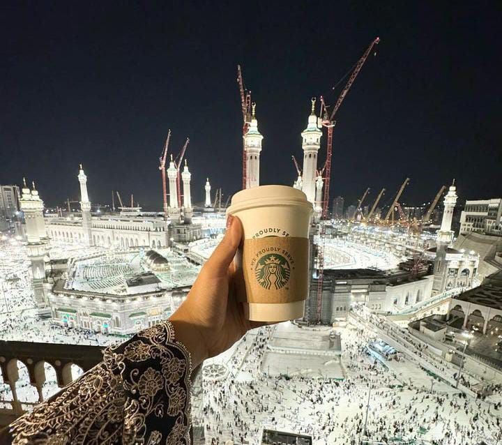 Wakil Ketua DPRD DKI Jakarta Zita Anjani mengunggah momen dirinya diberi minuman kopi Starbucks saat berada di Makkah.