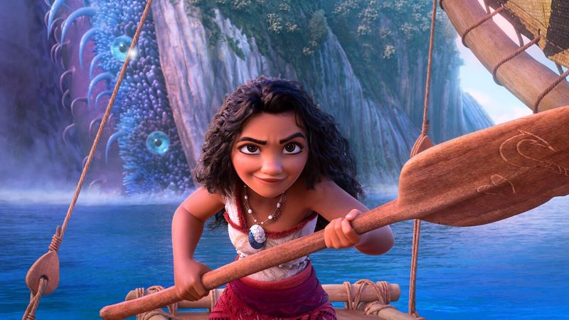 Adegan Film Moana sedang memegang dayung kayu.
