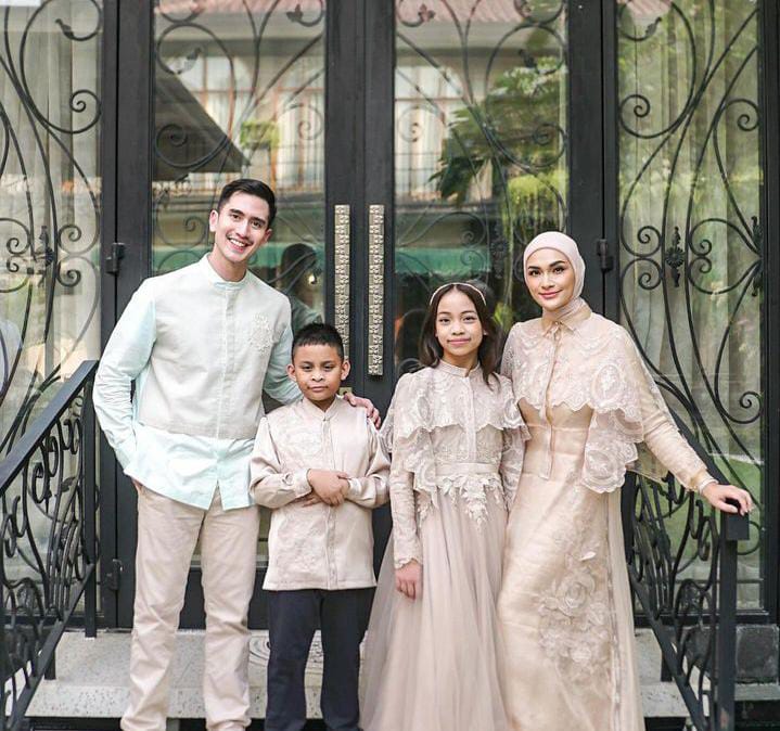 Netizen menduga Verrell Bramasta dan Putri Zulkifli Hasan berpacaran setelah keduanya merayakan Lebaran Idul Fitri bersama.
