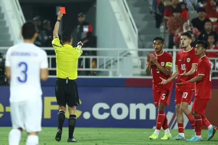 DIKRITIK: Wasit menghadiahi Rizky Ridho kartu merah usai melanggar pemain Uzbekistan di semifinal Piala Asia U-23 2024, Senin (29/4).
