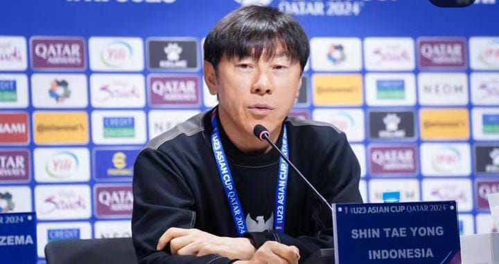 Pelatih Timnas Indonesia U-23 Shin Tae-yong mengamati jalannya pertandingan saat melawan Timnas U-23 Uzbekistan pada babak semifinal Piala Asia U-23 2024 di Stadion Abdullah bin Khalifa, Doha, Qatar.