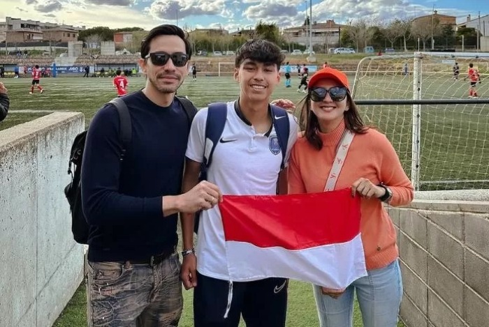 Darius Sinathrya bersama dengan anaknya, Diego dan Istrinya Donna Agnesia.