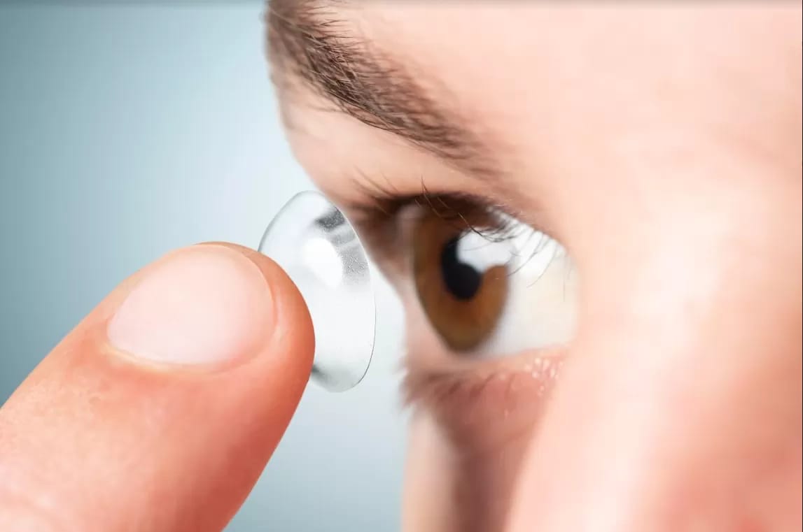 Ilustrasi orang menggunakan softlens