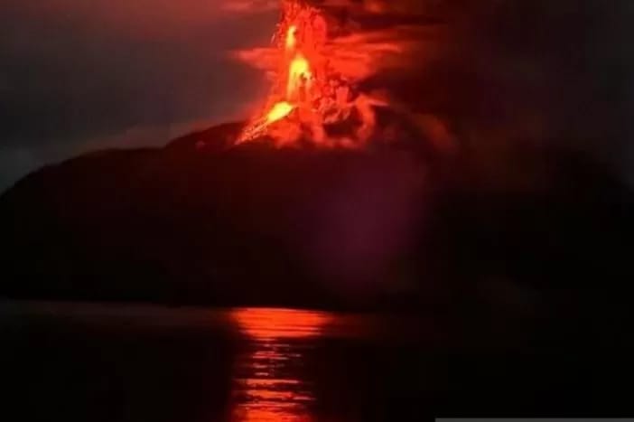 Erupsi Gunung Ruang.