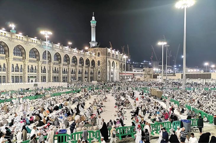 Jemaah menunggu waktu salat Isya di area luar Masjidil Haram.