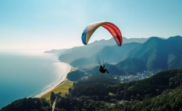 Bukit Paralayang, Yogyakarta paragliding bisa menikmati Samudra Hindia dari ketinggian.