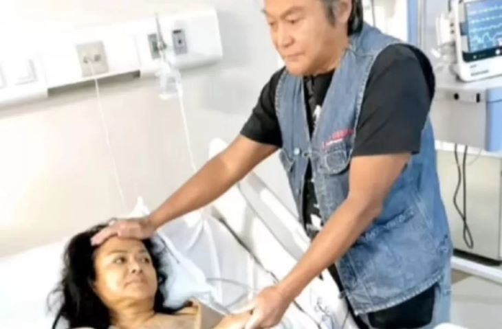 Betharia Sonata dijenguk Willy Dozan dikabarkan stroke.