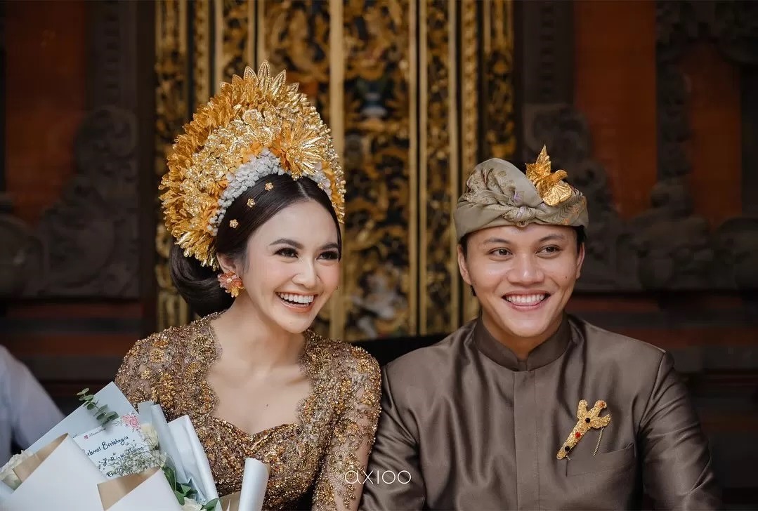 Rizky Febian dan Mahalini tengah melangsungkan upacara adat Dharma Suaka dan juga upacara Mepamit.di Bali.