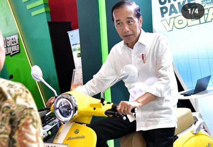 Jokowi.