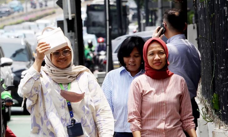 Warga melintas di pelican crossing, Tosari, Jakarta.Dinas Kesehatan DKI Jakarta meminta warga untuk mengurangi aktivitas di luar ruangan ketika kondisi cuaca panas terik