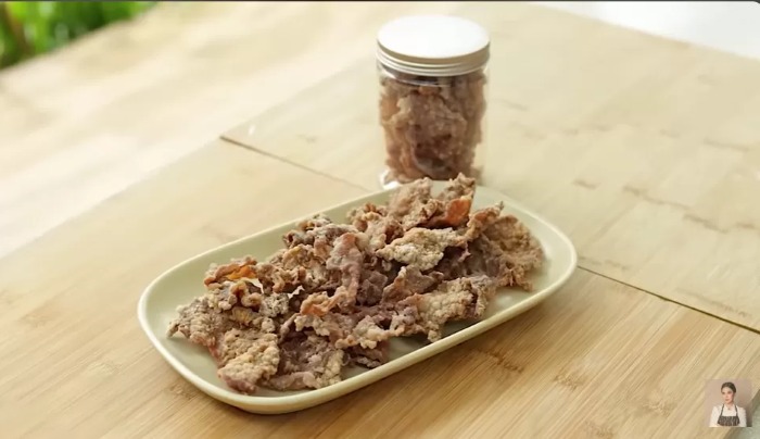 Keripik daging renyah.