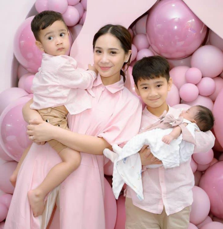 Presenter Raffi Ahmad dan Nagita Slavina memiliki anak adopsi yang diberi nama panggilan Lily.