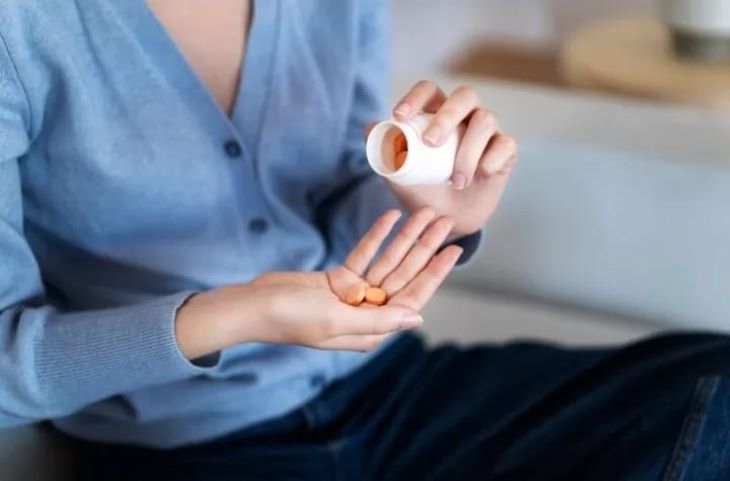 Ilustrasi mengonsumsi suplemen vitamin D3.