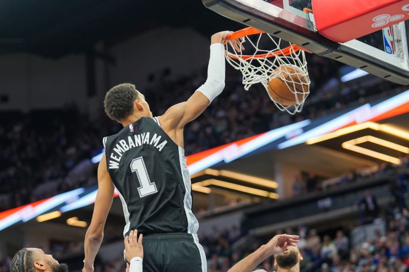 Victor Wembanyama Melakukan Dunk.