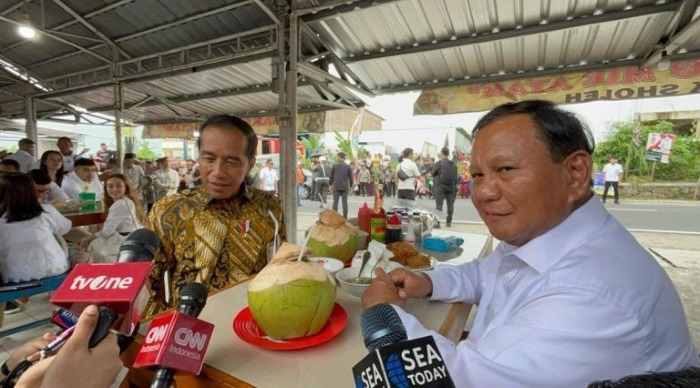Presiden Jokowi dan Menhan Prabowo Subianto santap makan siang bersama di kios Bakso dan Mie Ayam Pak Sholeh Bandongan, Kabupaten Magelang, Senin (29/1/2024).