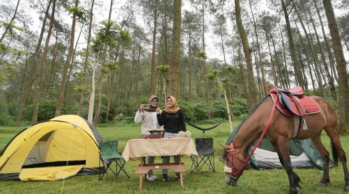 Wisatawan saat menikmati waktu bersantai di area Vanaprastha Park Kabupaten Semarang.
