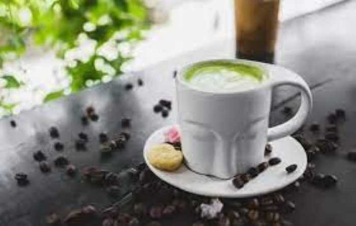 Teh matcha merupakan salah satu minuman yang mengandung kafein.