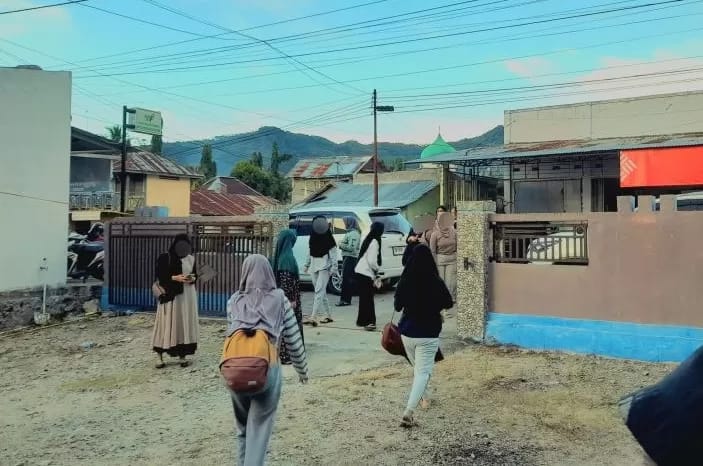 Sejumlah taruni dari SMA Terpadu Wira Bhakti Gorontalo yang melarikan diri dari sekolah, saat berada di rumah salah satu rekannya.