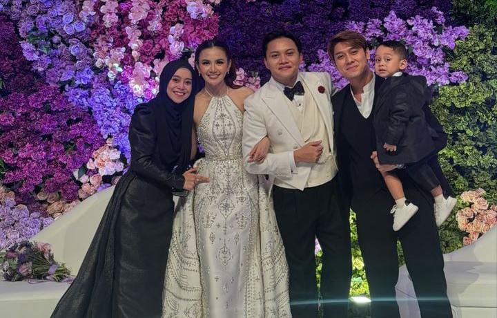 Rizky Billar dan Lesti Kejora menghadiri acara resepsi pernikahan Rizky Febian dan Mahalini.