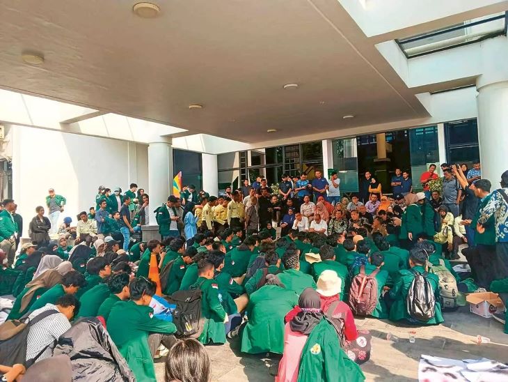 TUNTUT TRANSPARANSI: Mahasiswa USU melakukan aksi protes atas kenaikan UKT di depan kantor biro rektor Rabu (8/5/2024). Selain di USU, protes lain terjadi di UIN Jakarta dan Onsoed Purwokerto.