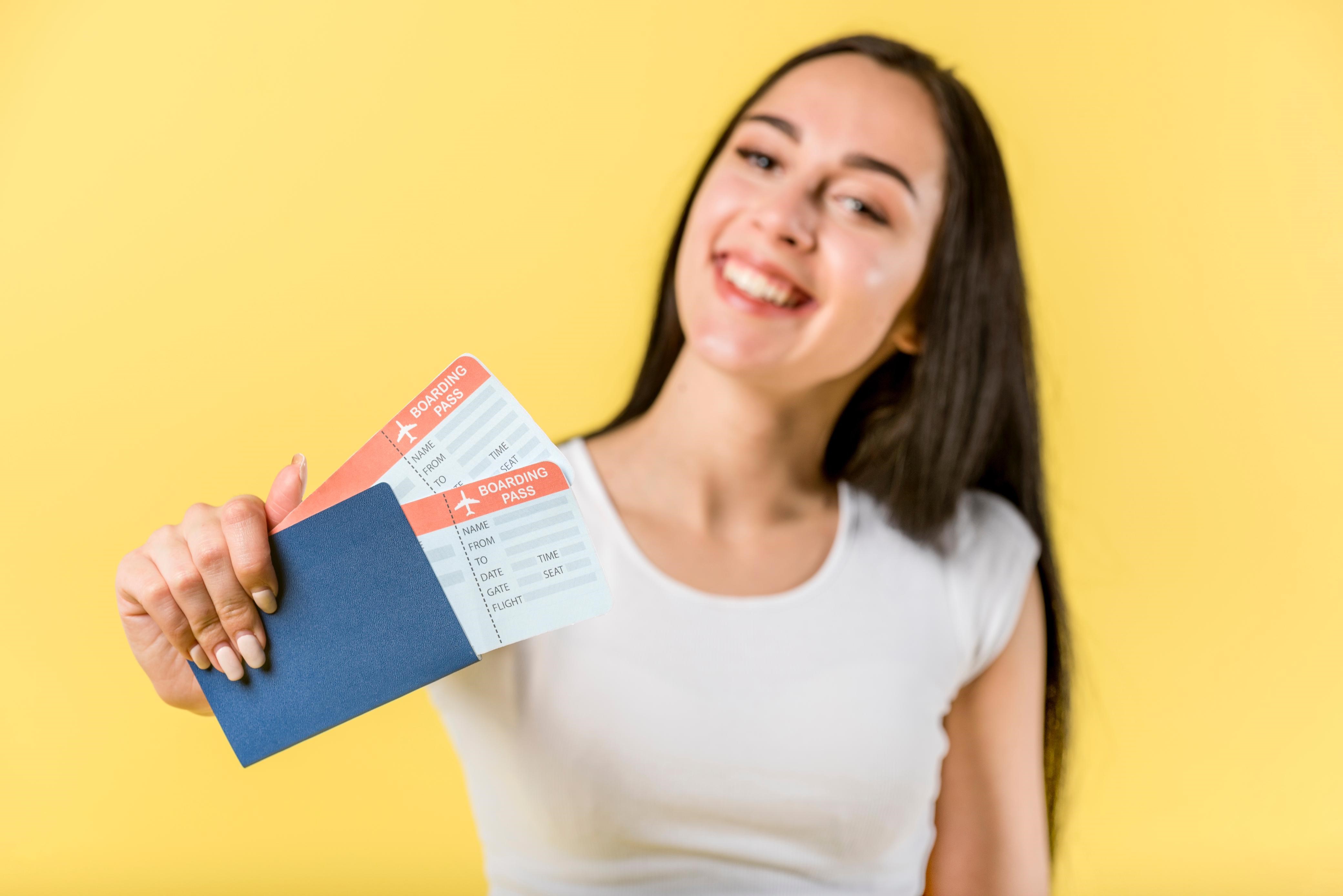 Ilustrasi seseorang menunjukan Boarding Pass.