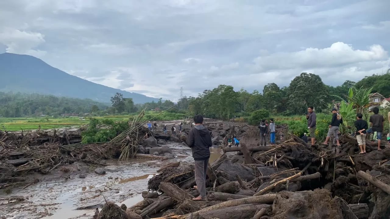 Banjir bandang dan tanah longsor yang menerjang Kabupaten Agam, Sumatra Barat, Sabtu (11/5).