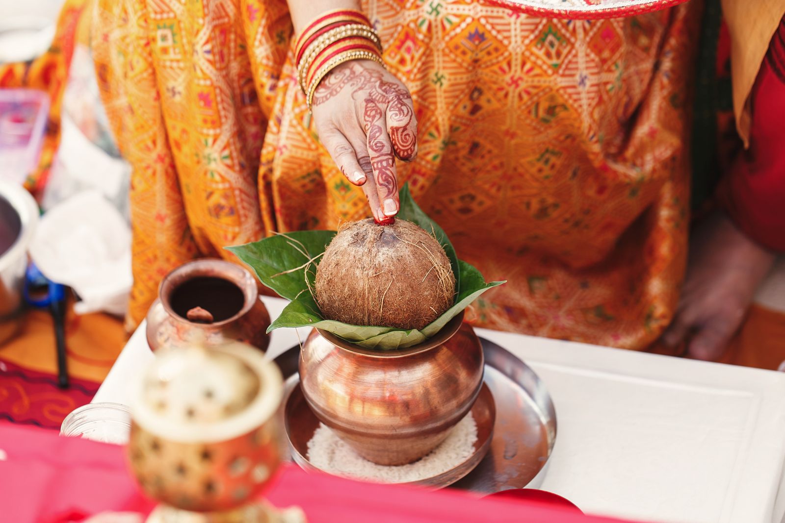 ilustrrasi ritual budaya dengan daun manga di india