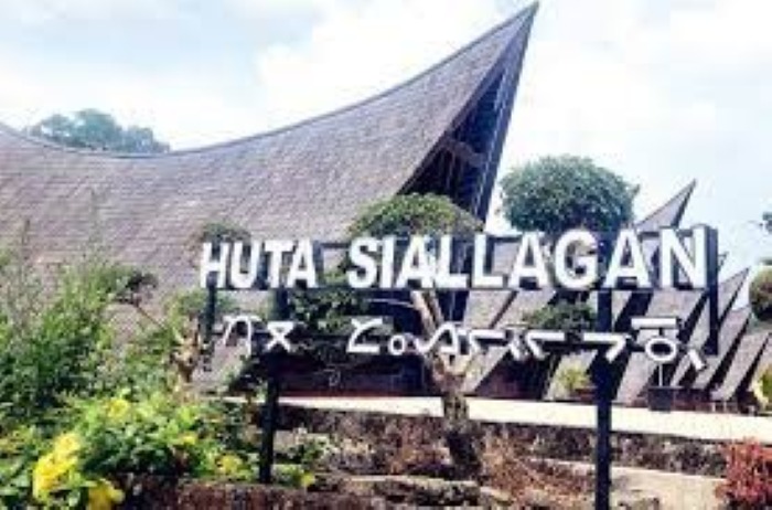 Huta Siallagan, merupakan salah satu perkampungan kuno yang menjadi jujukan wisatawan.