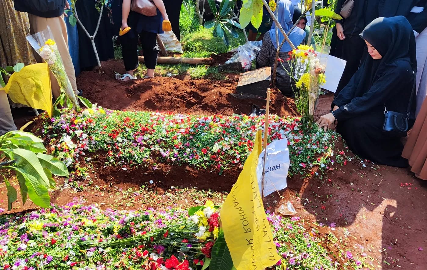 Pemakaman korban kecelakaan bus rombongan SMK Lingga Kencana Depok, TPUI Parung Bingung, Depok, Jawa Barat, Minggu (12/5/2024).