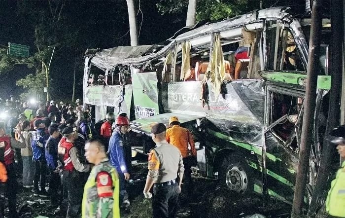 Petugas gabungan mengevakuasi bus Putera Fajar yang mengalami kecelakaan di Ciater, Kabupaten Subang, Sabtu (11/5/2024).