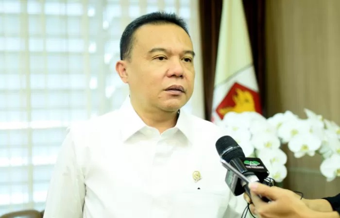 Sufmi Dasco Berbincang dengan awak media di kompleks Parlemen.