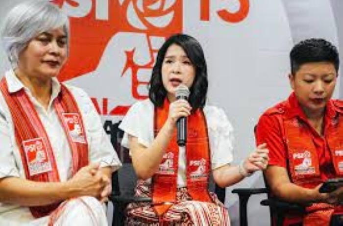 Wakil Ketua Dewan Pembina Partai Solidaritas Indonesia (PSI) Grace Natalie bersama para petinggi Partai Solidaritas Indonesia (PSI) lainnya saat konferensi pers di Jakarta, Jumat (16/2/2024).