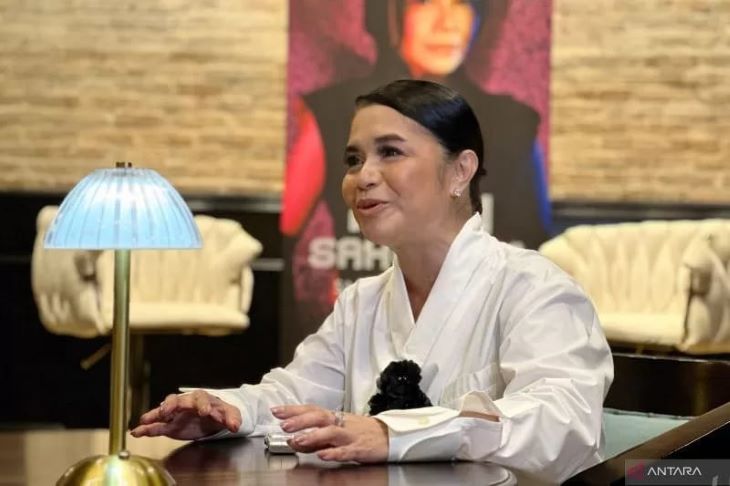 Penyanyi Ruth Sahanaya dalam wawancara khusus dengan media di 1920 Lounge & Bar, Kemang, Jakarta Selatan, Selasa (14/5/2024).
