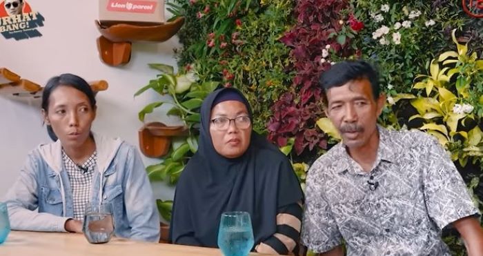 Caption picture : Keluarga Vina yang kini masih berusaha mencari 3 pelaku pembunuh Vina.