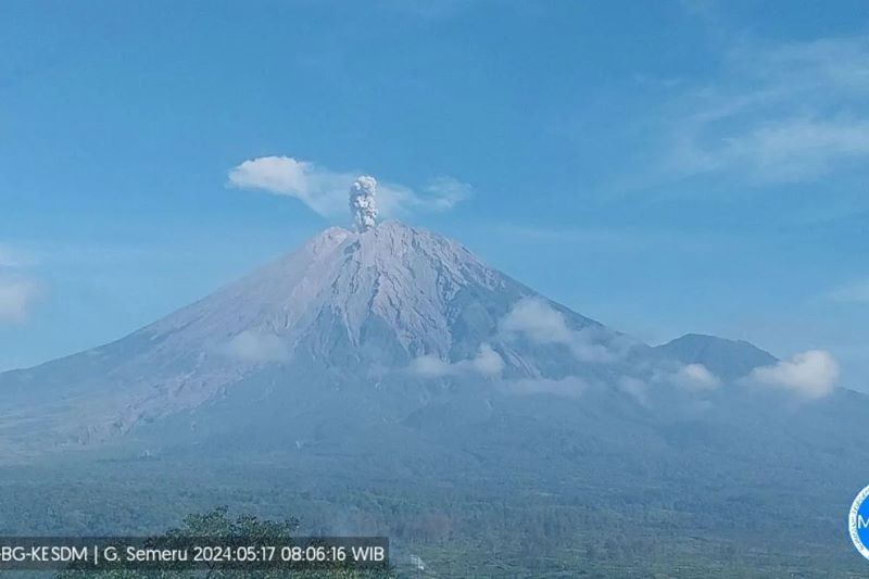 Potret erupsi Gunung Semeru Jumat (17/5/2024).