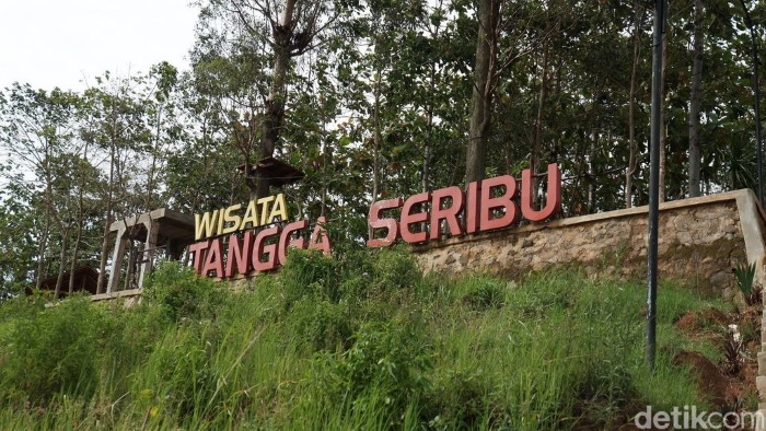 ilustrasi Menikmati indahnya senja dari destinasi wisata alam Tangga Seribu Manglayang di Bandung.
