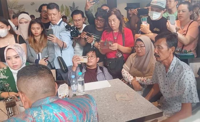 Keluarga Vina Cirebon, mendatangi tim hukum pengacara Hotman Paris Hutapea usai kasus yang menyebabkan perempuan itu tewas kembali viral karena difilmkan.