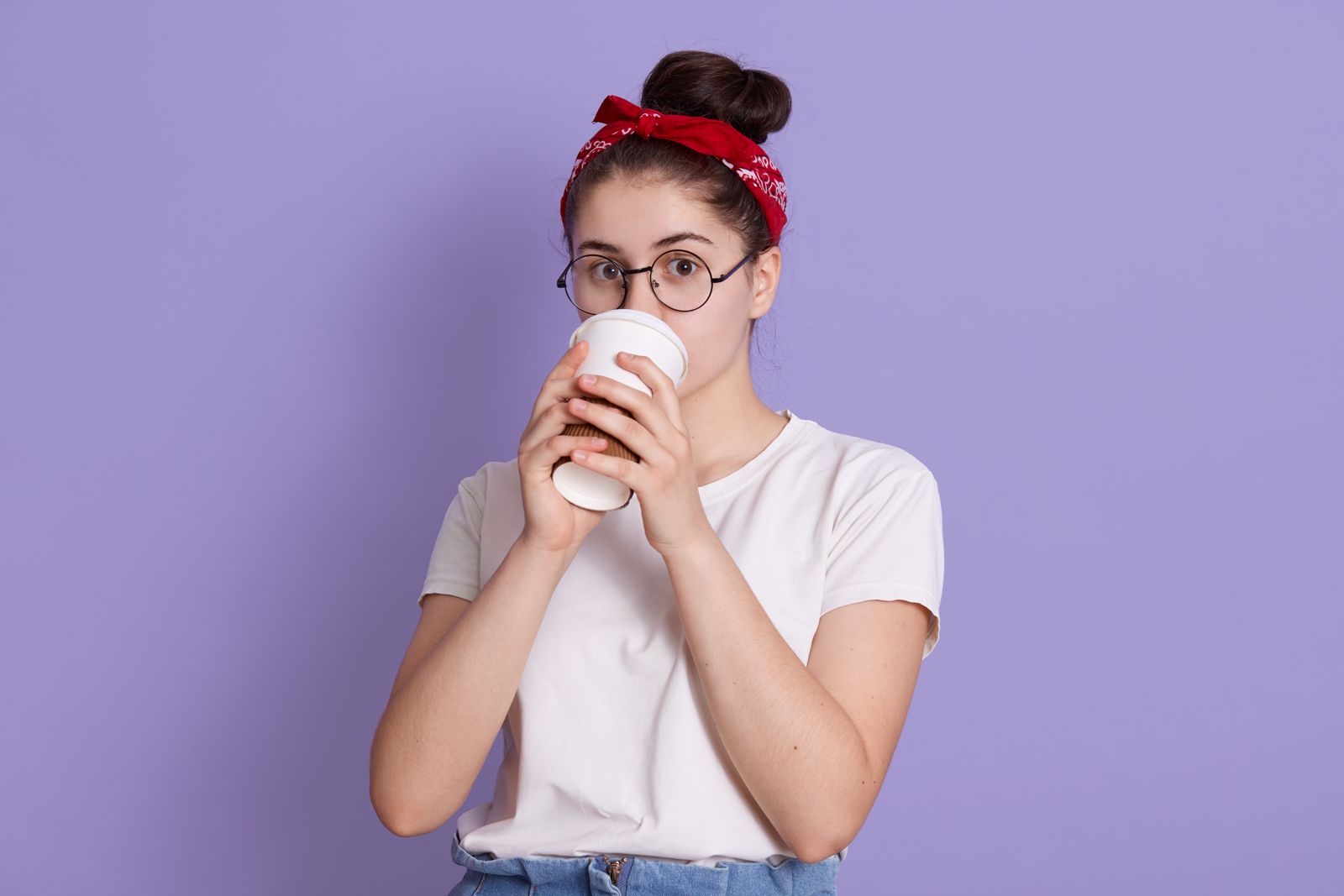 ilustrasi wanita meminum kopi cup