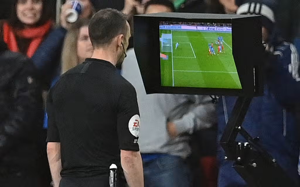 Wasit sedang melihat tayangan ulang dari VAR.